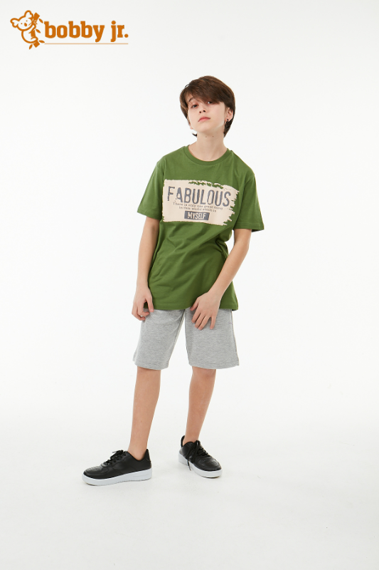 Yeşil t-shirt gri kapri