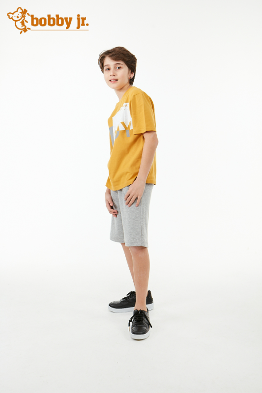 Sarı t-shirt gri kapri
