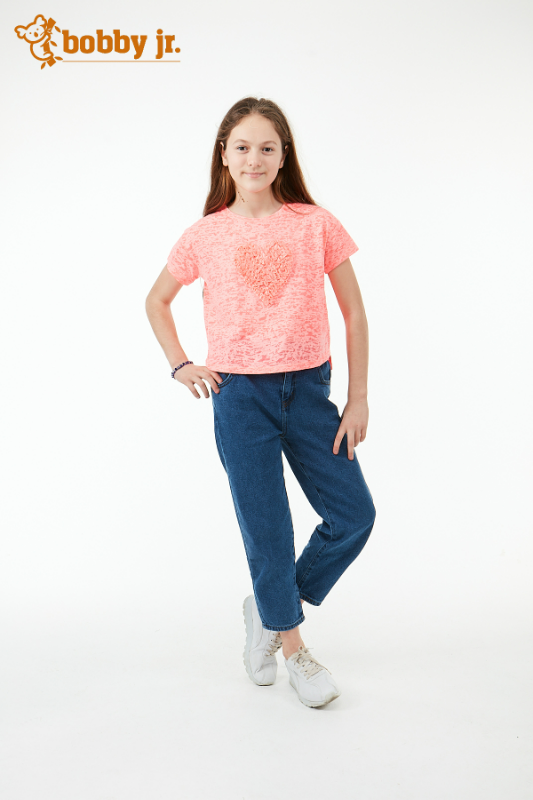 kalpli pembe t-shirt ve kot pantolon