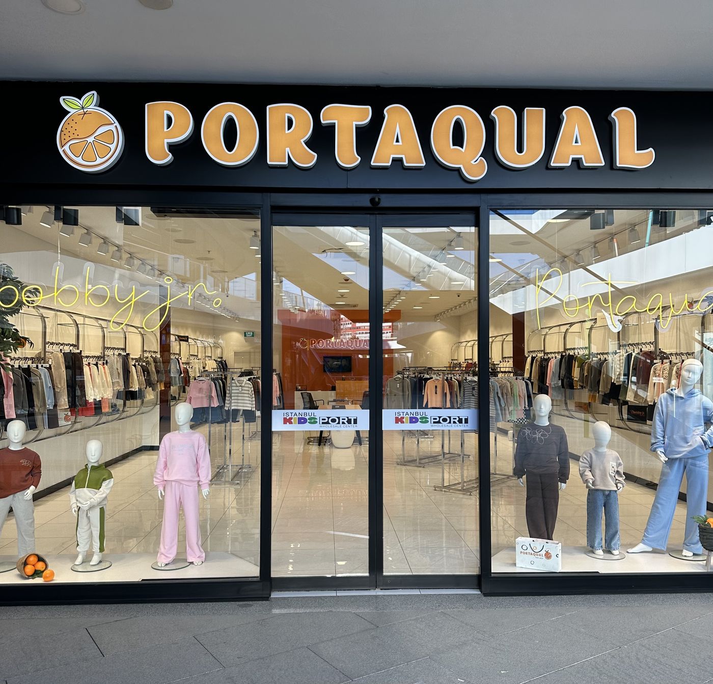 Portaqual mağaza girişi ve tabelası